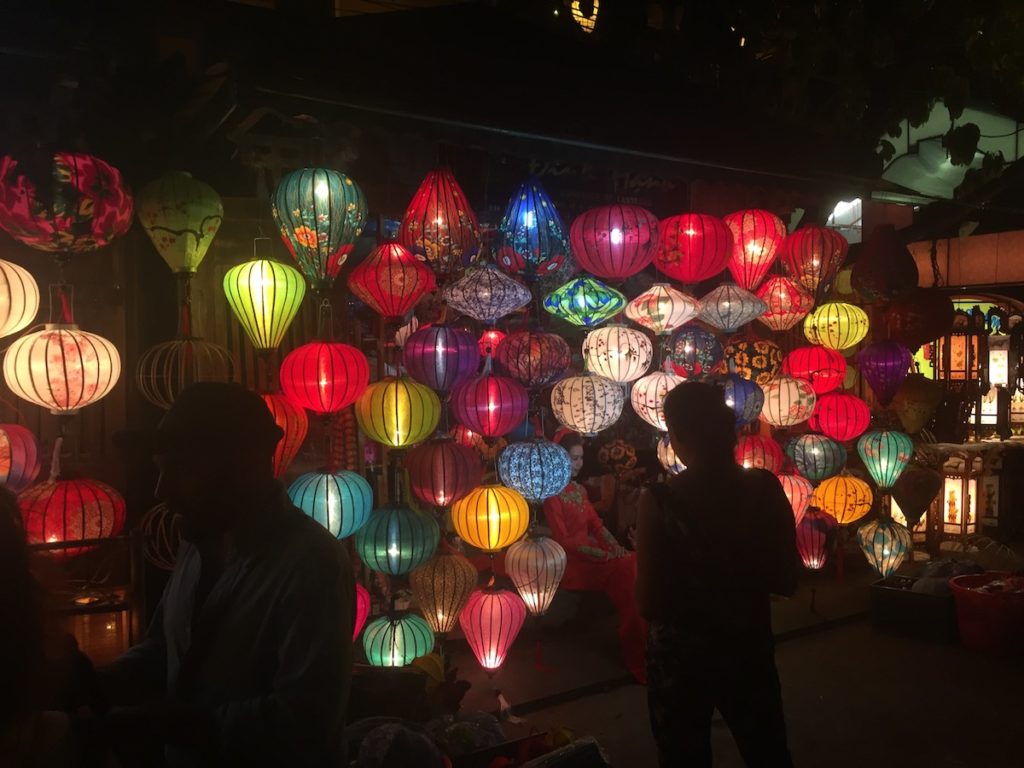 מנורות צבעוניות בשוק הלילה בהויאן