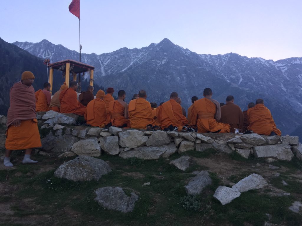 תפילה של הנזירים התאילנדים בשעת הזריחה